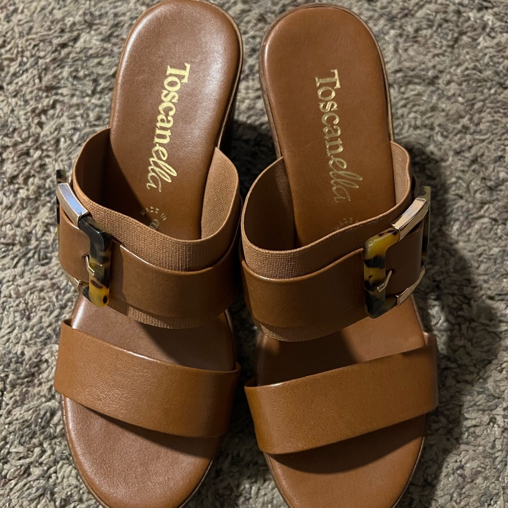 Toscanella Women's Tan Sandals with Buckle, NWOT, size 8